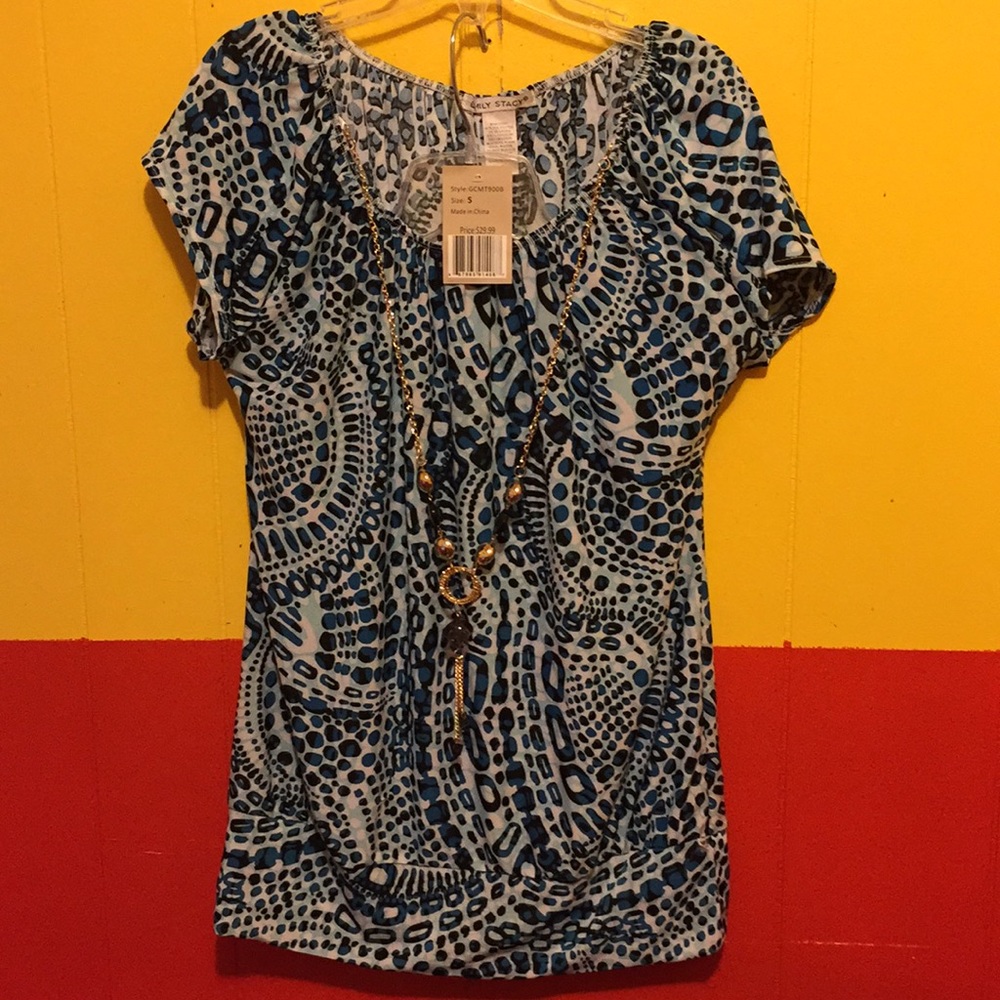 Blue blouse without sleeves and a necklace
